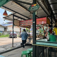 ก๋วยเตี๋ยวเรือรังสิต ป้าน้อมเจ้าเก่า สาขา สะพานไม้ฟิวเจอร์