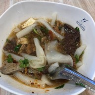 เมนูของร้าน ประยุทธก๋วยจั๊บ ตลาลยิ่งเจริญ