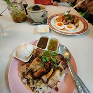 เมนูของร้าน ฮิ้น ข้าวหมูแดงข้าวหน้าเป็ด นครปฐม
