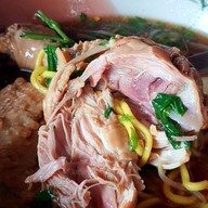 เมนูของร้าน ก๋วยเตี๋ยวไก่ตุ๋นสมุนไพรยาจีนมะระคลองท่อม เจ้าเก่า