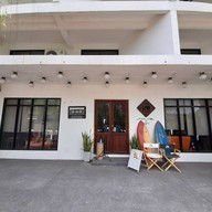หน้าร้าน 🌹Labkoff Cafe and Hostel🌹ร้านกาแฟใจกลางเมืองกาญจนบุรีมีกาแฟหลายแบบเลเต้กาแฟส้มเอสเย็นกาแฟพันธ์ไทยอ