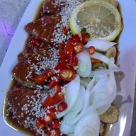 เมนูของร้าน ยำดูดนิ้ว อร่อยจนต้องยกนิ้ว(ดูด)