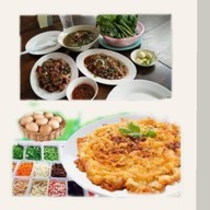 หน่อยลาบก้อย-ข้าวไข่เจียวทรงเครื่อง