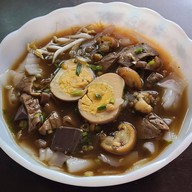ก๋วยจั๊บน้ำข้น ขาหมู วาริน