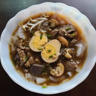 ก๋วยจั๊บน้ำข้น ขาหมู วาริน