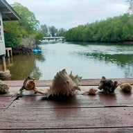 แมงโกรฟบังกะโลแอนด์เรสเตอรองท์