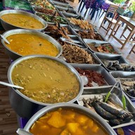 ข้าวแกงน้องอ้อย สี่แยกผู้ใหญ่ปลื้ม