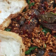 อิ่มจังทำเอง กะเพราถาด (เจ้าเดิมย้ายมาจากสาทรซอย 2) ตึก SV tower พระราม 3 ศูนย์อาหารชั้น LG รับอาหารที่ร้านข้าวแกงแม่ปุ้ย