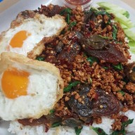 อิ่มจังทำเอง กะเพราถาด (เจ้าเดิมย้ายมาจากสาทรซอย 2) ตึก SV tower พระราม 3 ศูนย์อาหารชั้น LG รับอาหารที่ร้านข้าวแกงแม่ปุ้ย