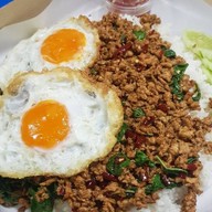 อิ่มจังทำเอง กะเพราถาด (เจ้าเดิมย้ายมาจากสาทรซอย 2) ตึก SV tower พระราม 3 ศูนย์อาหารชั้น LG รับอาหารที่ร้านข้าวแกงแม่ปุ้ย