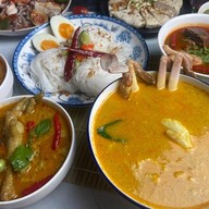 ขนมจีนอิ่มแปล้น้ำยาปู&ยำ&ส้มตำปากเจ่อ