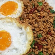 อิ่มจังทำเอง กะเพราถาด (เจ้าเดิมย้ายมาจากสาทรซอย 2) ตึก SV tower พระราม 3 ศูนย์อาหารชั้น LG รับอาหารที่ร้านข้าวแกงแม่ปุ้ย