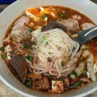 ก๋วยจั๊บญวน ยายปราณี ตอนเย็น ข้าง7-11