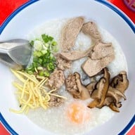 โจ๊กแต้จิ๋วหัวหิน (โจ๊กเก้าเตา) ถนนแนบเคหาสน์ ซอย.55/1 ตรงข้ามโต้รุ่งสำเพ็ง สี่แยกสะพานปลา