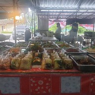 ข้าวแกงตลาดริมป่า