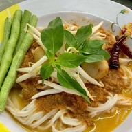 ขนมจีนแม่สมบุญ ตลาดเอี่ยมเจริญ (มีข้าวแกงและกับข้าวด้วยนะจ๊ะ)