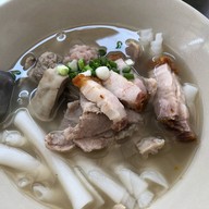 เมนูของร้าน ตี๋ ก๋วยจั๊บน้ำใส (เจ้าเก่า) เพชรเกษม48