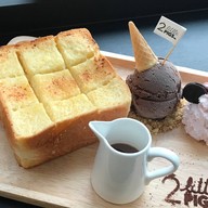 2littlepigscafe -