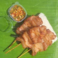 ศุจินธรหมูทอดเสียบไม้ ตลาดต้นไม้ชายคา เพชรเกษม 28
