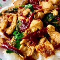 กะเพราพริกแห้งบ้านบีเฟรนช์ฟราย & ไก่เขย่า