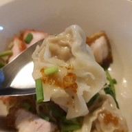 บะหมี่เกี๊ยวหมูแดงหมูกรอบ อิสรภาพ