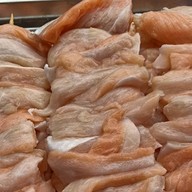 ปลาแซลมอนเสียบไม้ ตลาดเดินเล่น เทอดไท 33