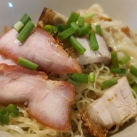 บะหมี่เกี๊ยวหมูแดงหมูกรอบ อิสรภาพ