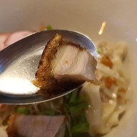 บะหมี่เกี๊ยวหมูแดงหมูกรอบ อิสรภาพ