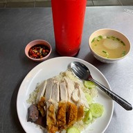 ร้านนายวาล ข้าวมันไก่-ก๋วยเตี๋ยวไก่ตุ๋น