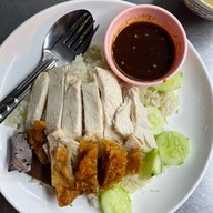 ร้านนายวาล ข้าวมันไก่-ก๋วยเตี๋ยวไก่ตุ๋น