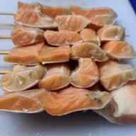 ปลาแซลมอนเสียบไม้ ตลาดเดินเล่น เทอดไท 33