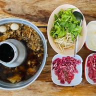 เชลล์โภชนา ก๋วยเตี๋ยวเนื้อตุ๋น หมูตุ๋น หน้าตึกไทย คลองเตย