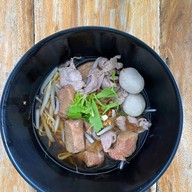 เชลล์โภชนา ก๋วยเตี๋ยวเนื้อตุ๋น หมูตุ๋น หน้าตึกไทย คลองเตย