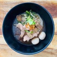 เชลล์โภชนา ก๋วยเตี๋ยวเนื้อตุ๋น หมูตุ๋น หน้าตึกไทย คลองเตย