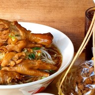 ก๋วยเตี๋ยวไก่ตุ๋น เจ๊จุ๊ รัชดา17