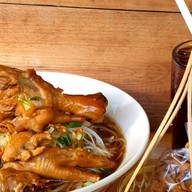 ก๋วยเตี๋ยวไก่ตุ๋น เจ๊จุ๊ รัชดา17