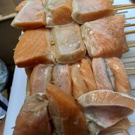 ปลาแซลมอนเสียบไม้ ตลาดเดินเล่น เทอดไท 33