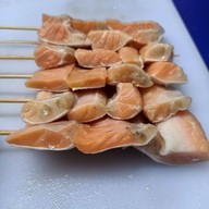 ปลาแซลมอนเสียบไม้ ตลาดเดินเล่น เทอดไท 33