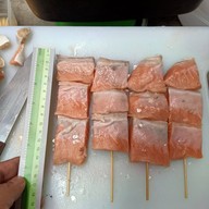 ปลาแซลมอนเสียบไม้ ตลาดเดินเล่น เทอดไท 33