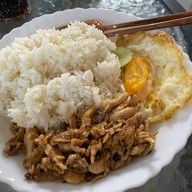 เมนูของร้าน กะเพราถาดตามสั่ง