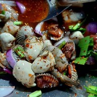 ยำโลดจ้า( ยำมะม่วง+ยำข้าวโพด) ตลาดโอภาสี