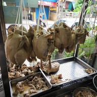 บรรยากาศ ข้าวมันไก่นายธง สาธุประดิษฐ์