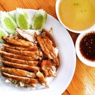 เมนูของร้าน เตี๋ยวกลางซอย สวนสยาม 16