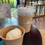 Blue Bell cafe in the Garden ชลบุรี
