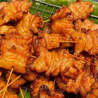 ศุจินธรหมูทอดเสียบไม้ ตลาดต้นไม้ชายคา เพชรเกษม 28