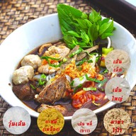 ก๋วยเตี๋ยวเรือหมูตุ๋นรสเด็ด อัอมใหญ่ ในซอยตองห้า