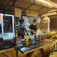 หน้าร้าน โรตีกรอบ เจ๊อารีย์