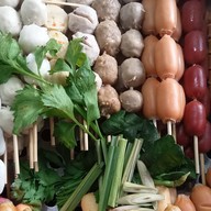 ลูกชิ้นนึ่งสมุรไพร คนรุม