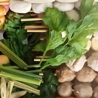 ลูกชิ้นนึ่งสมุรไพร คนรุม