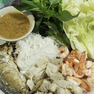 เมี่ยงแซ่บ ยำนัวส์ ตลาดเอราวัณโพธิ์ทอง